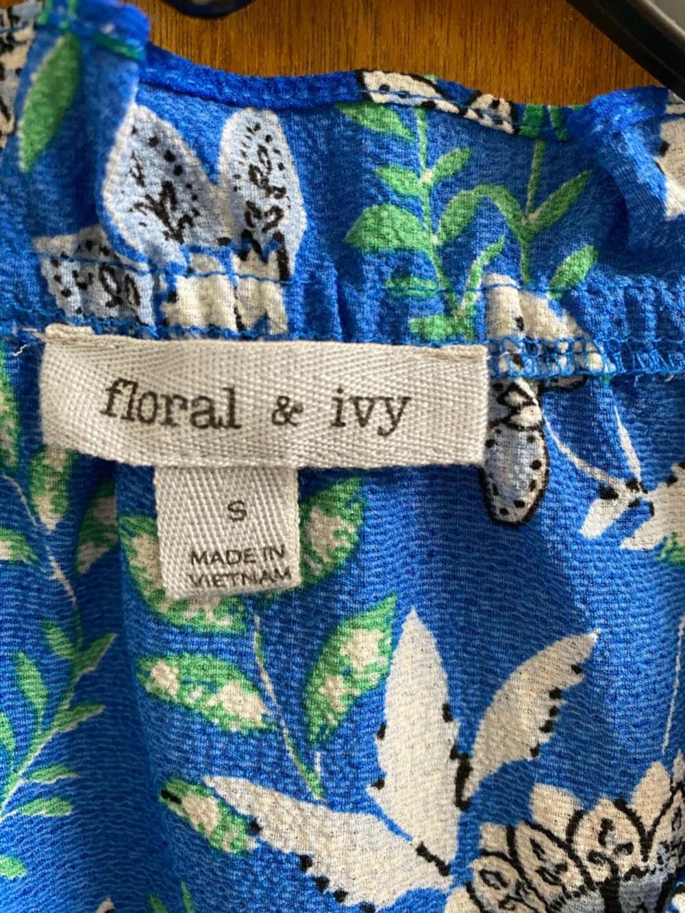 Floral & Ivy Blouse. Size small - Picture 3 of 4